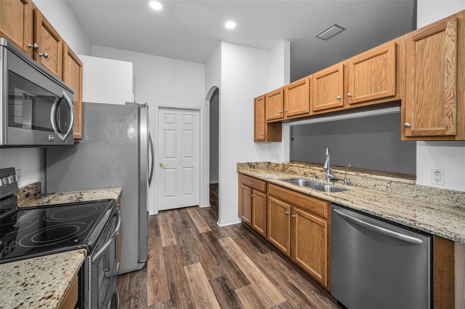 Image 19 of 100 For 1549 Arlington Oaks Court