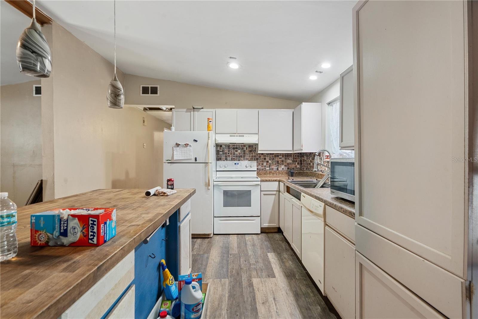 Listing photo id 3 for 8811 Marigold Drive