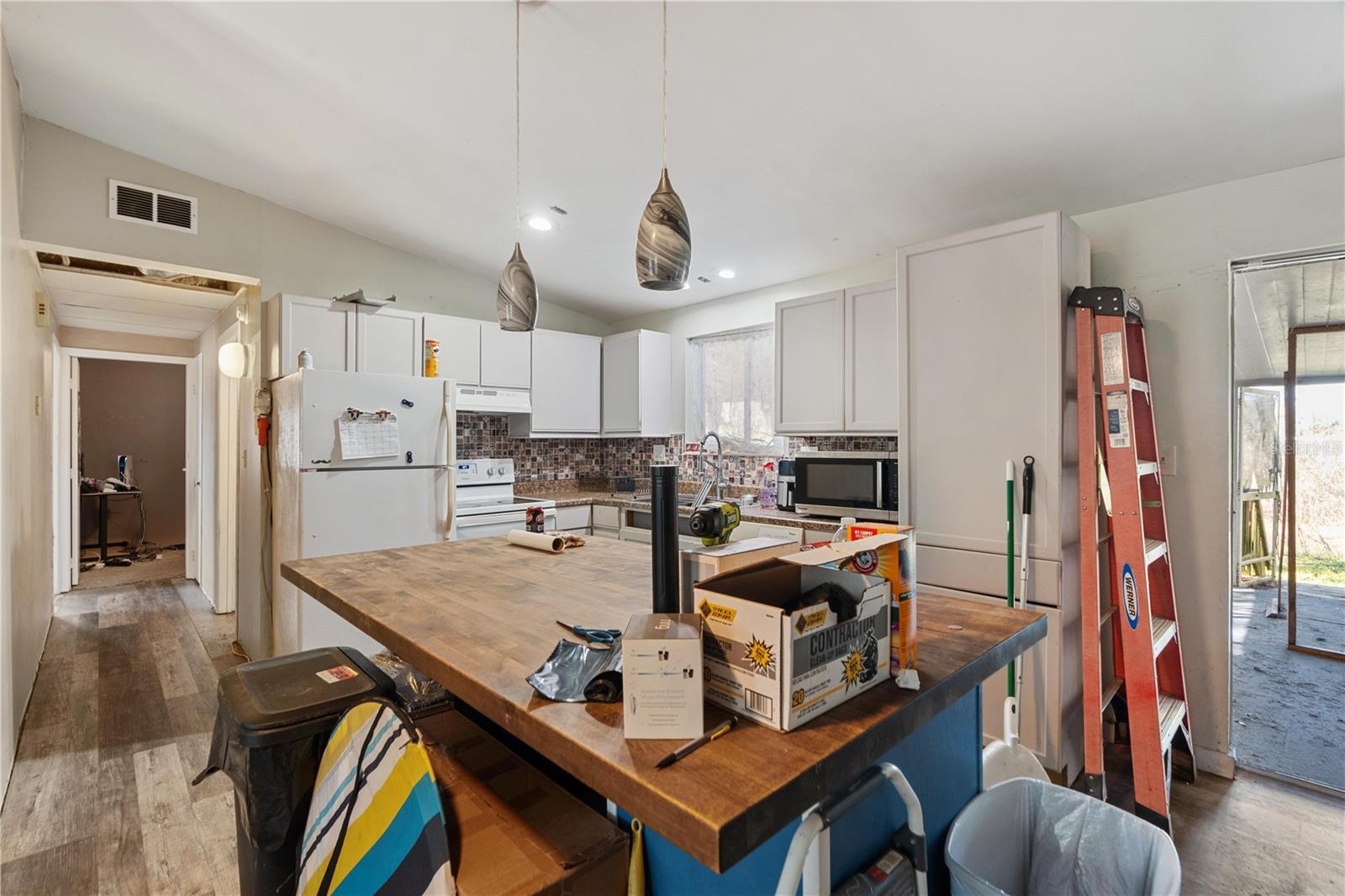 Listing photo id 4 for 8811 Marigold Drive