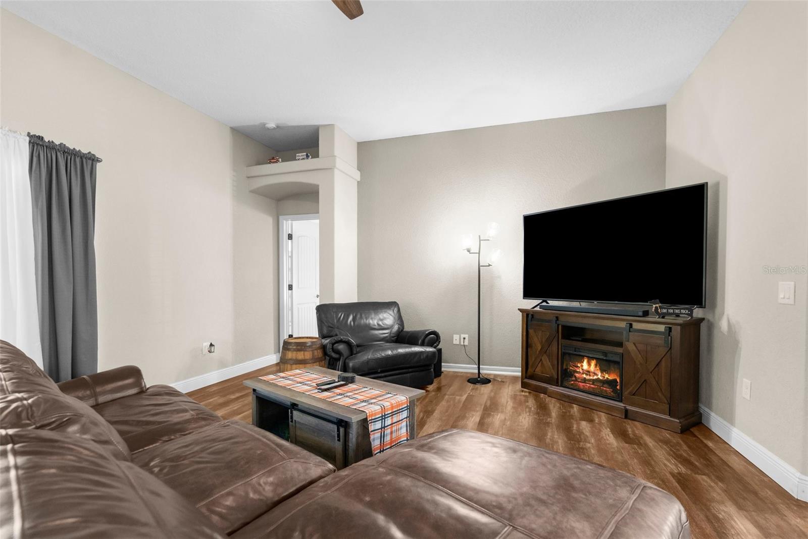 Listing photo id 3 for 12026 Penguin Avenue