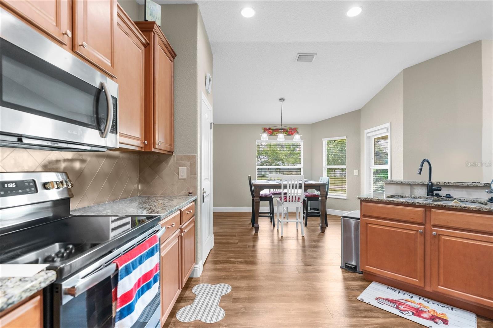 Listing photo id 7 for 12026 Penguin Avenue