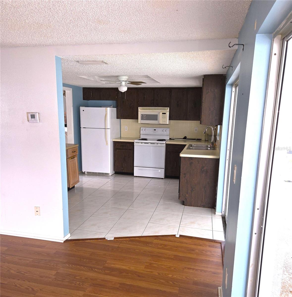 Listing photo id 9 for 6643 Carnation Way