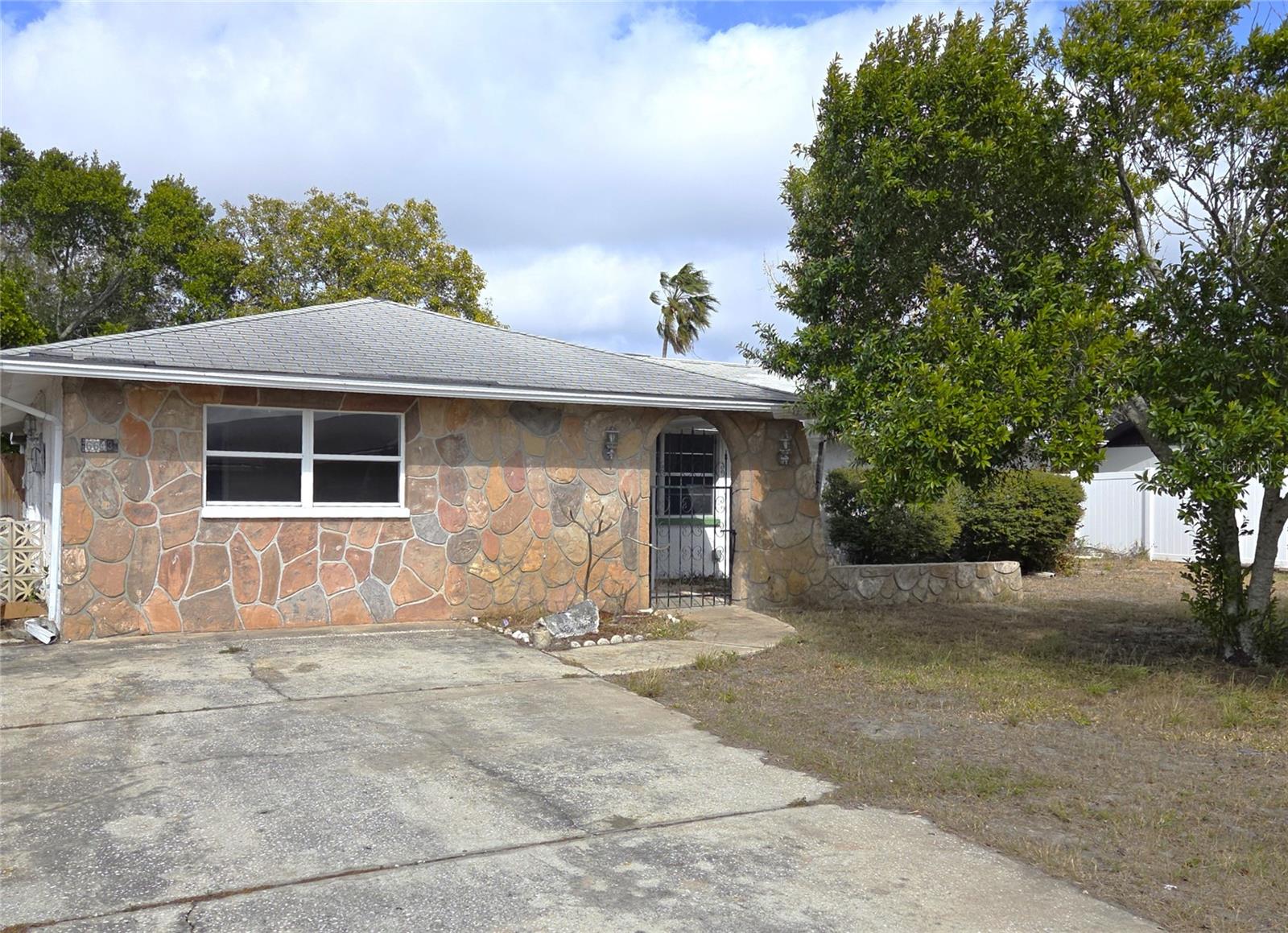 Listing photo id 0 for 6643 Carnation Way