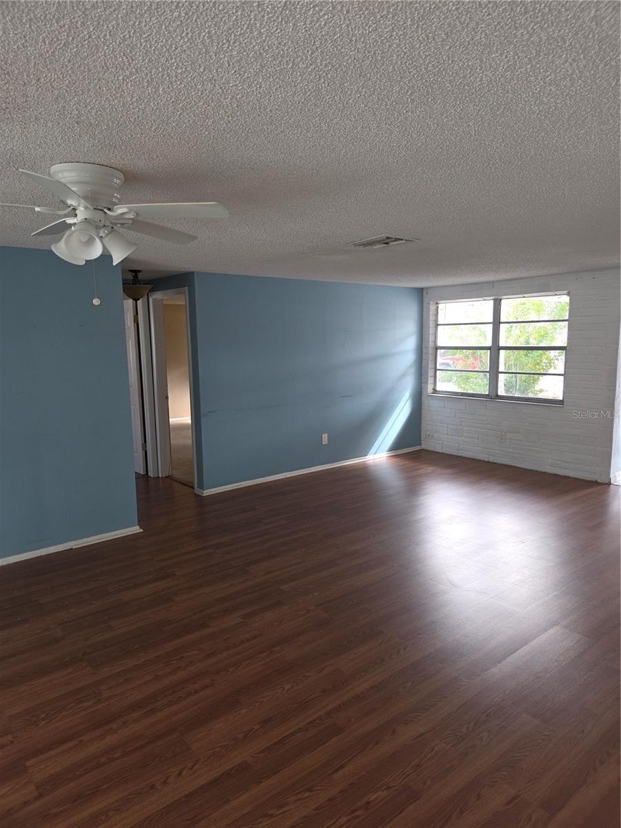 Listing photo id 3 for 6643 Carnation Way