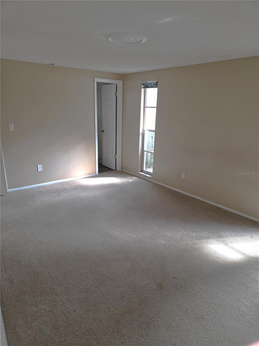 Listing photo id 4 for 6643 Carnation Way