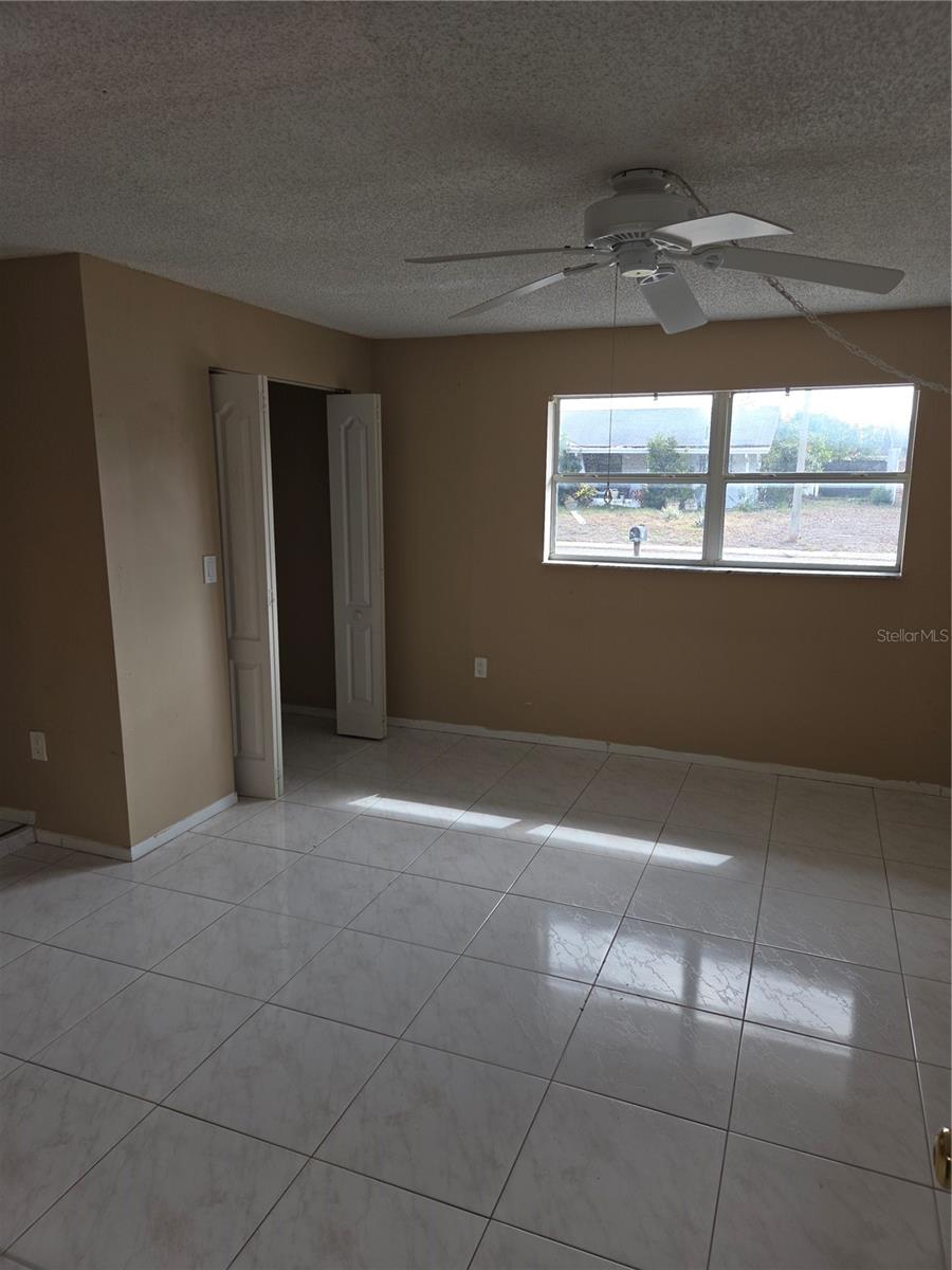 Listing photo id 5 for 6643 Carnation Way