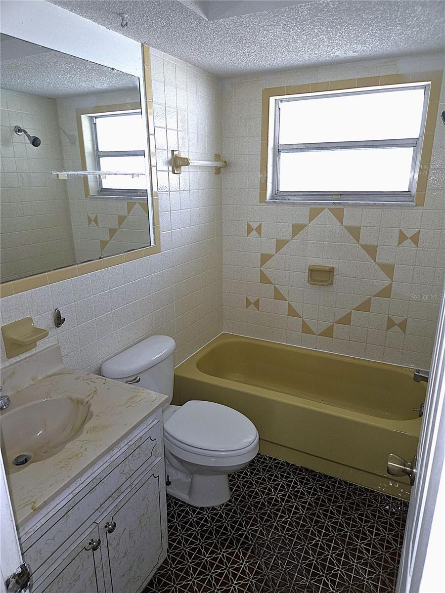 Listing photo id 6 for 6643 Carnation Way