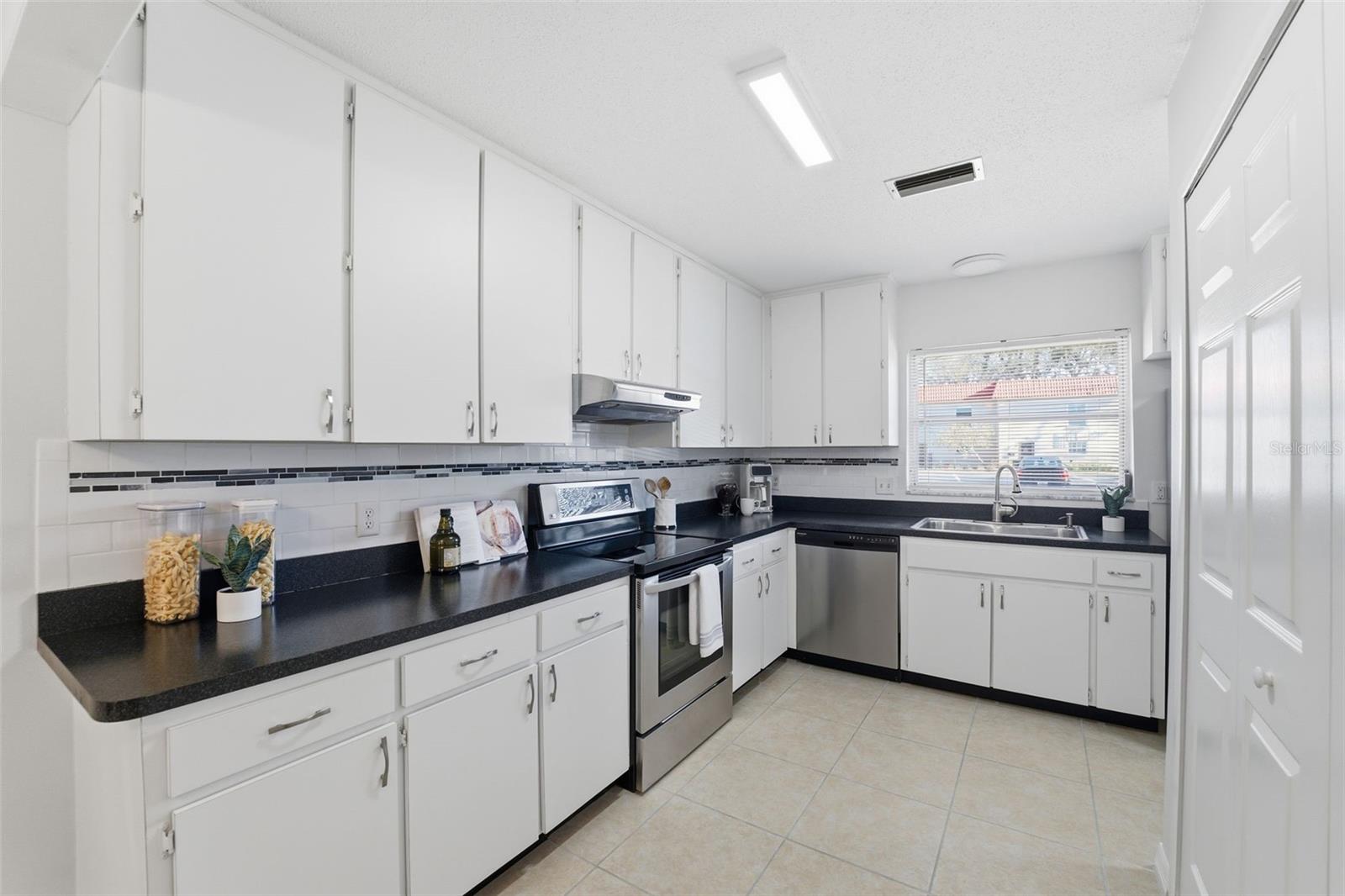 Listing photo id 7 for 2700 Bayshore Boulevard 556