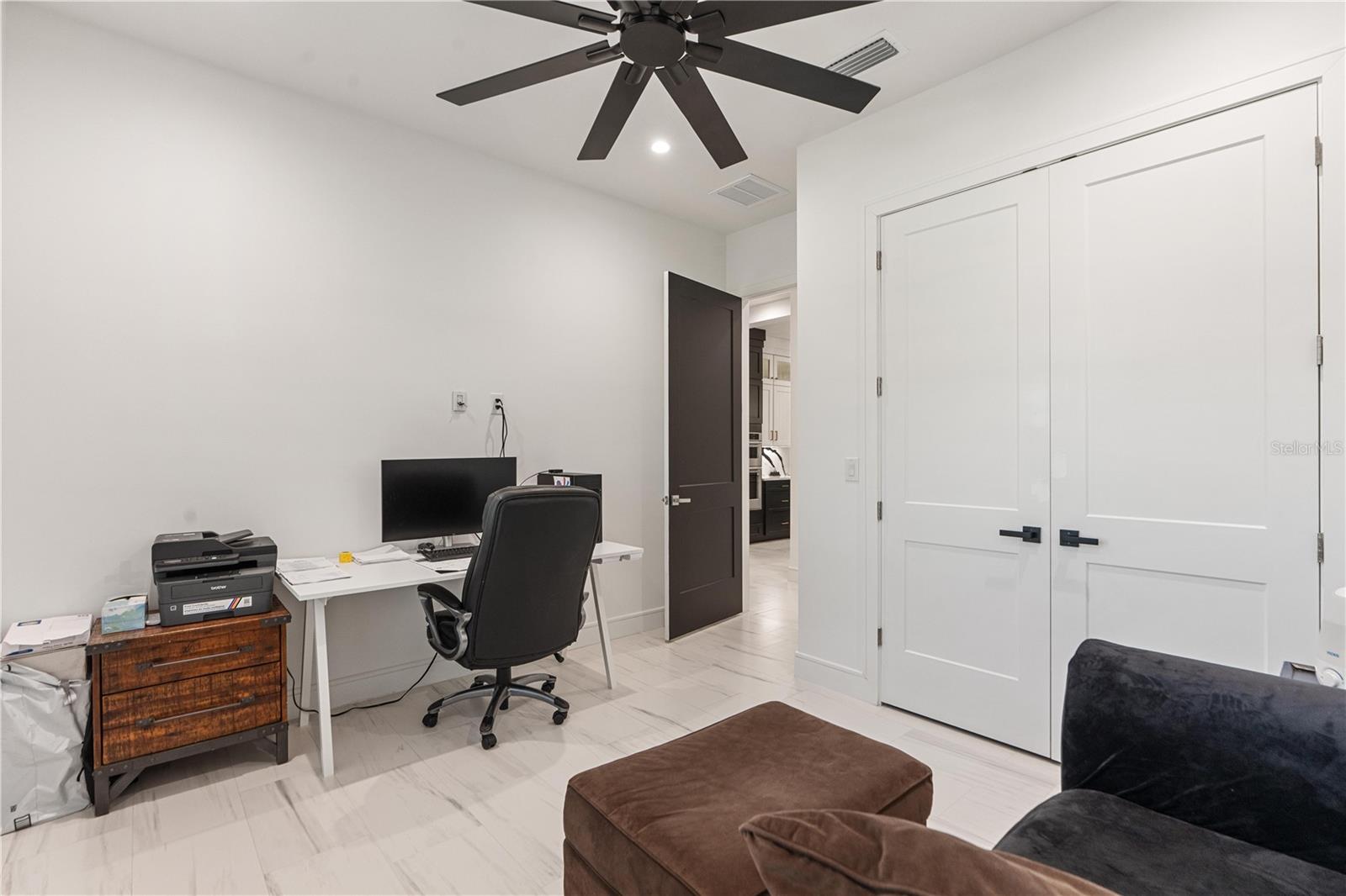 Image 25 of 76 For 21206 Ski Way