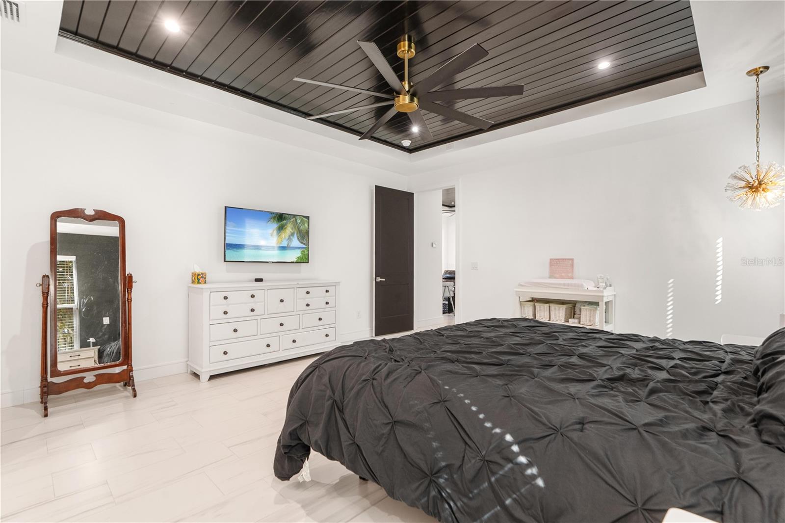 Image 41 of 76 For 21206 Ski Way