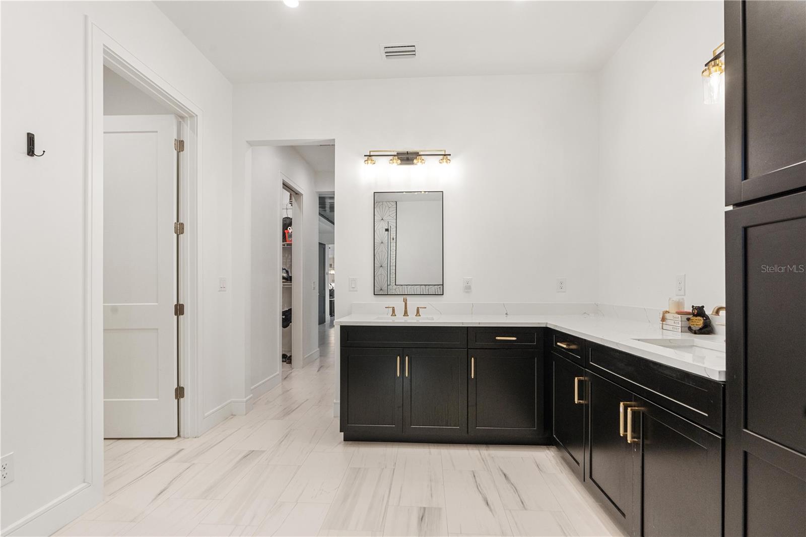 Image 49 of 76 For 21206 Ski Way