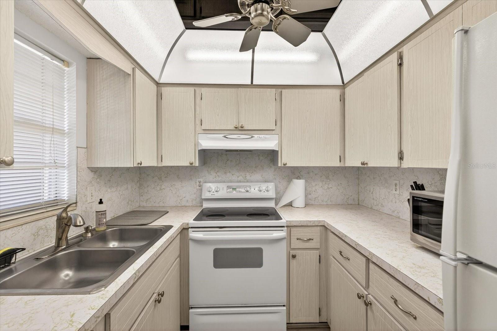 Image 19 of 32 For 4533 Marine Parkway 203