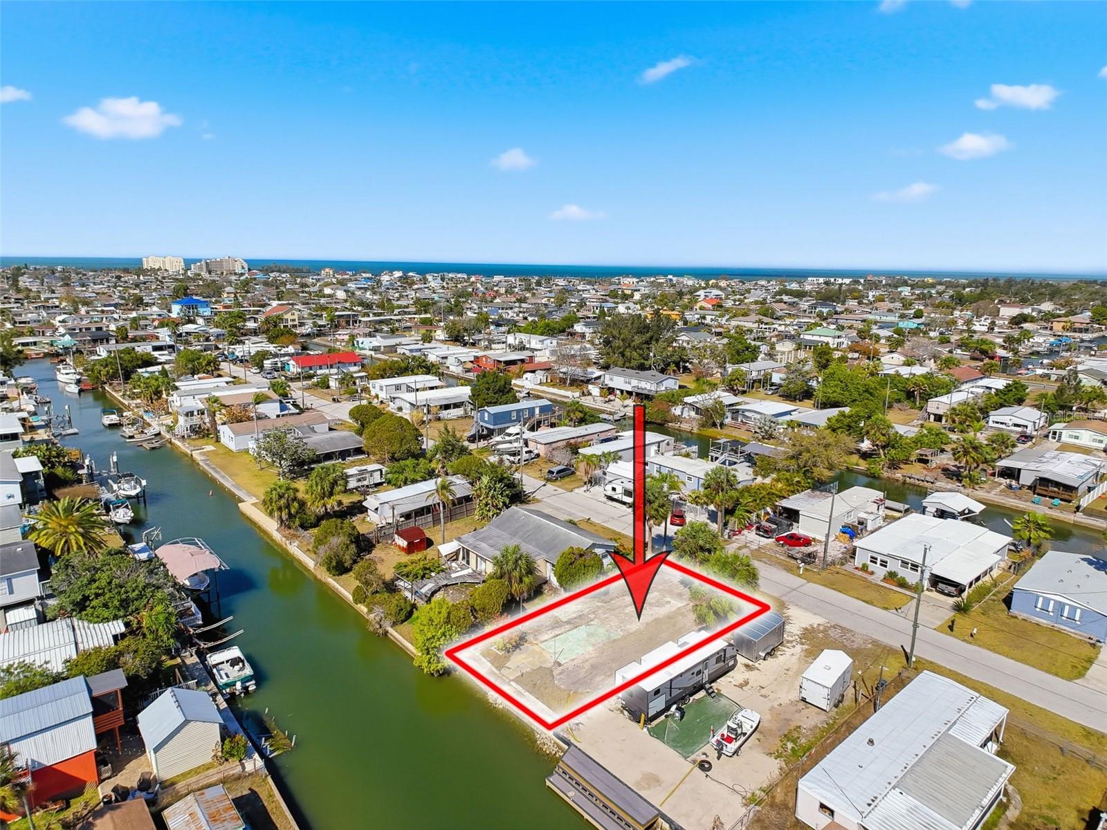 Listing photo id 16 for 6828 Flicker Lane