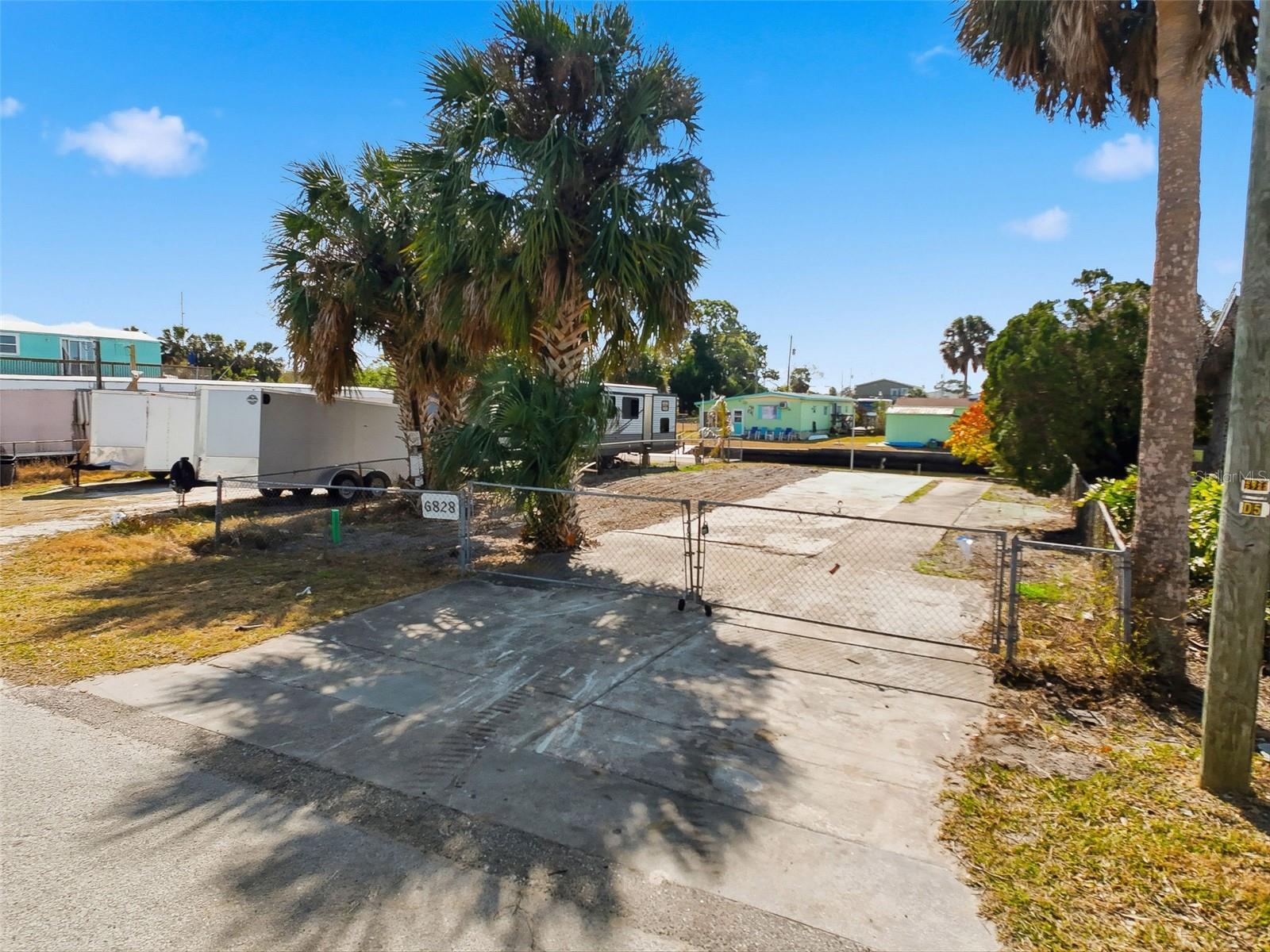 Listing photo id 2 for 6828 Flicker Lane