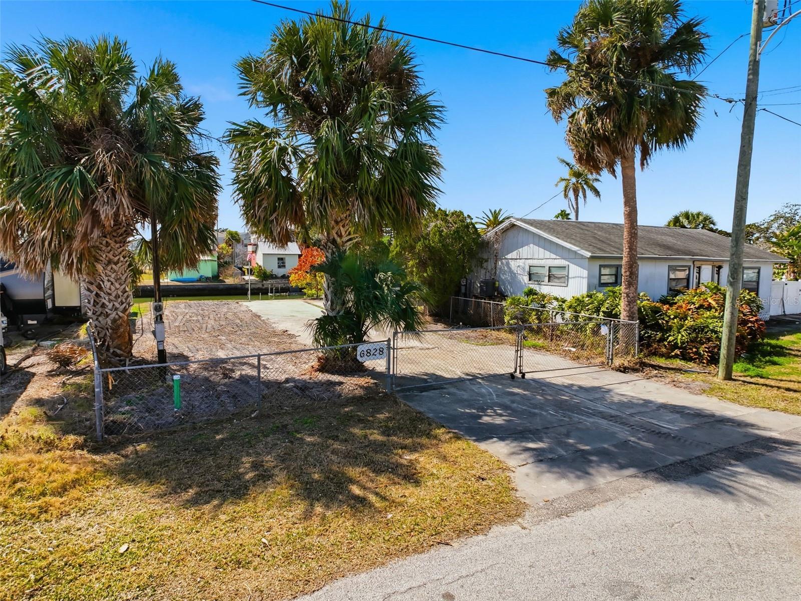 Listing photo id 3 for 6828 Flicker Lane