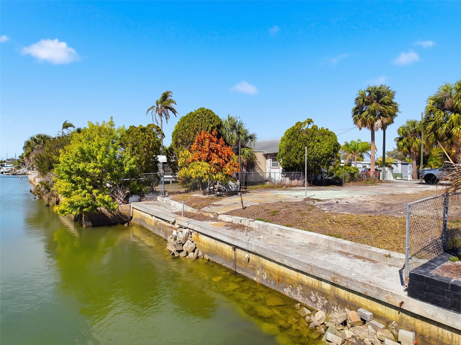 Listing photo id 6 for 6828 Flicker Lane