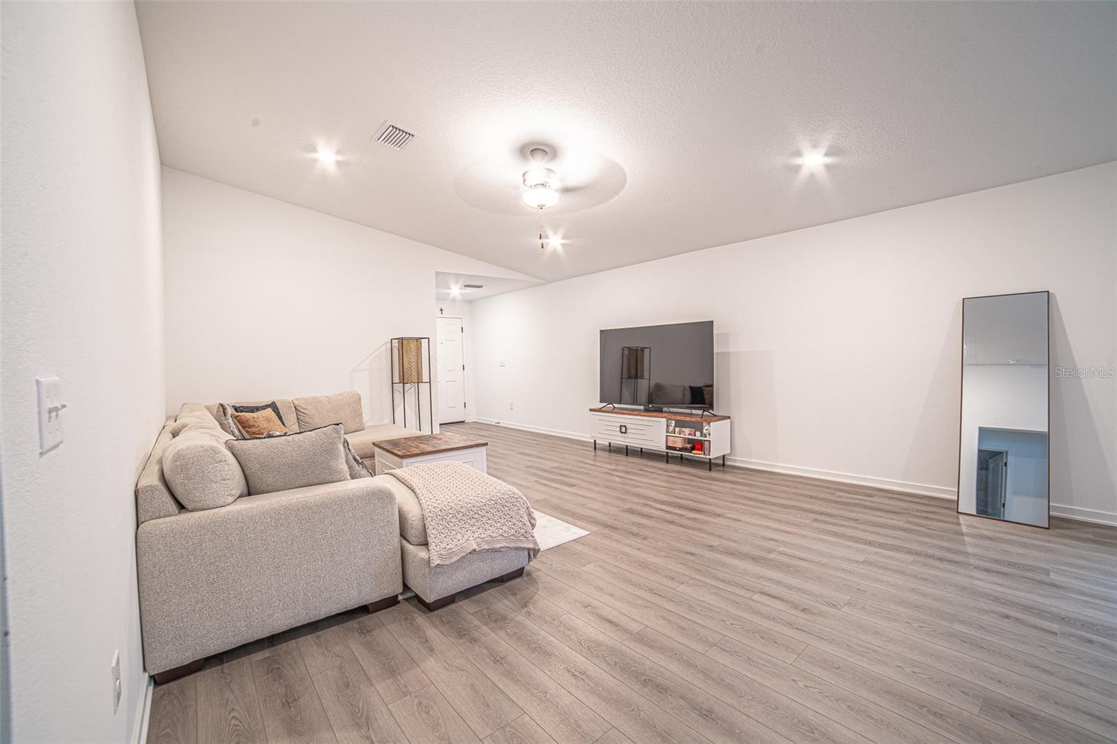 Listing photo id 3 for 1375 Ahoy Avenue