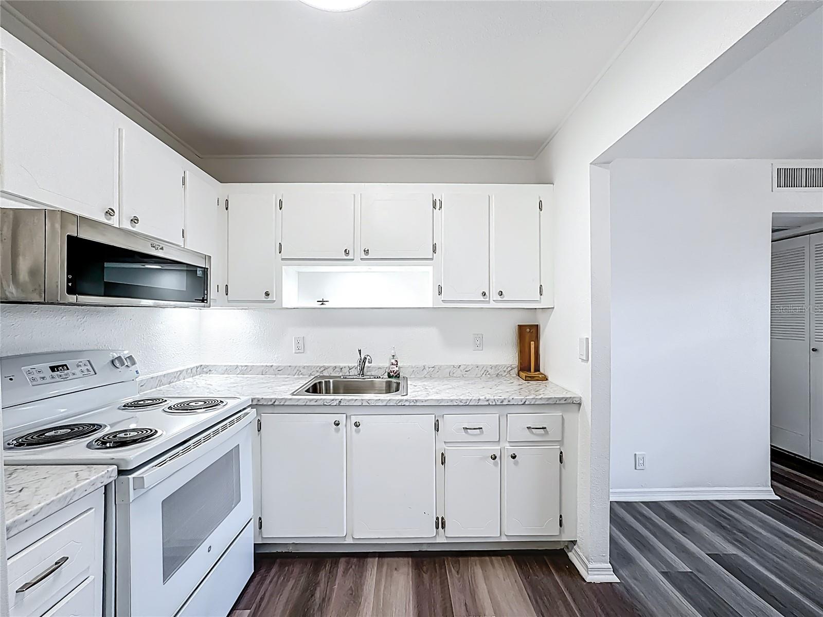 Image 26 of 54 For 202 Bedford Trail 103