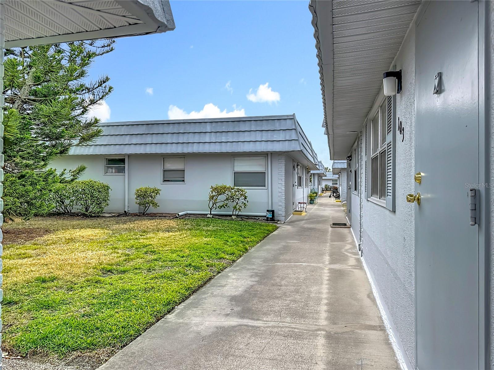 Image 36 of 54 For 202 Bedford Trail 103