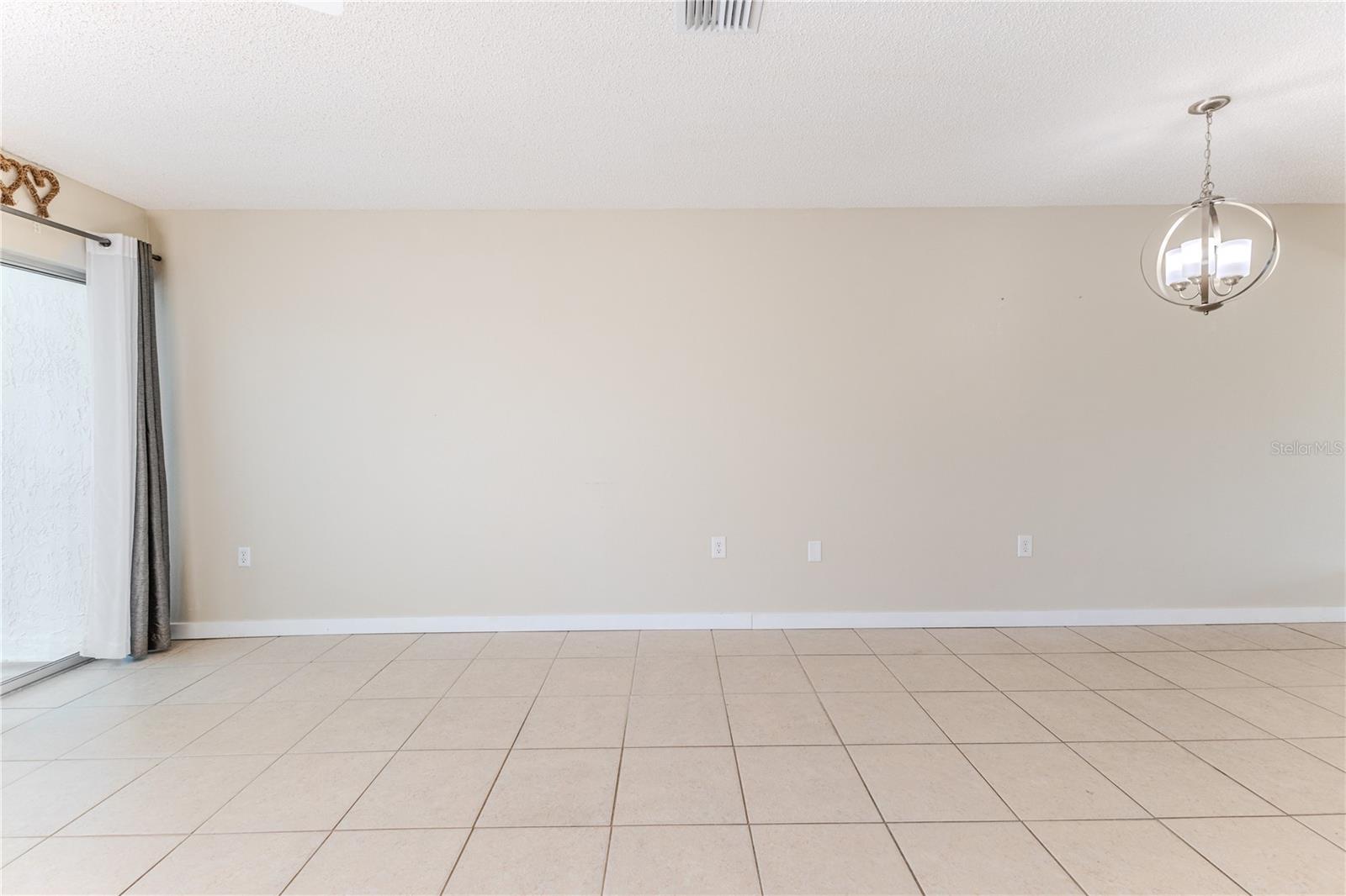 Listing photo id 9 for 8141 Bugle Court 1