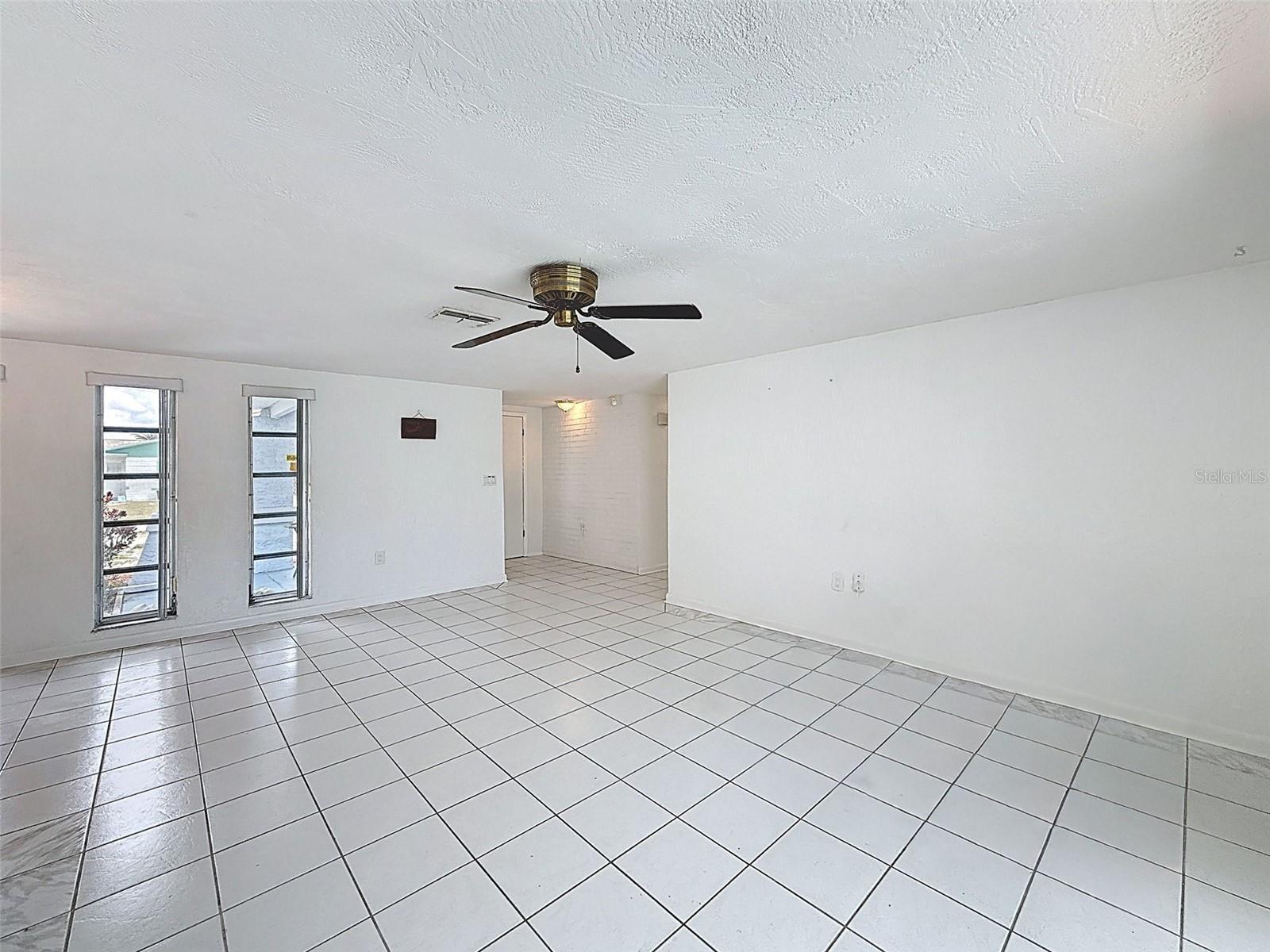 Listing photo id 13 for 13701 Veronica Drive