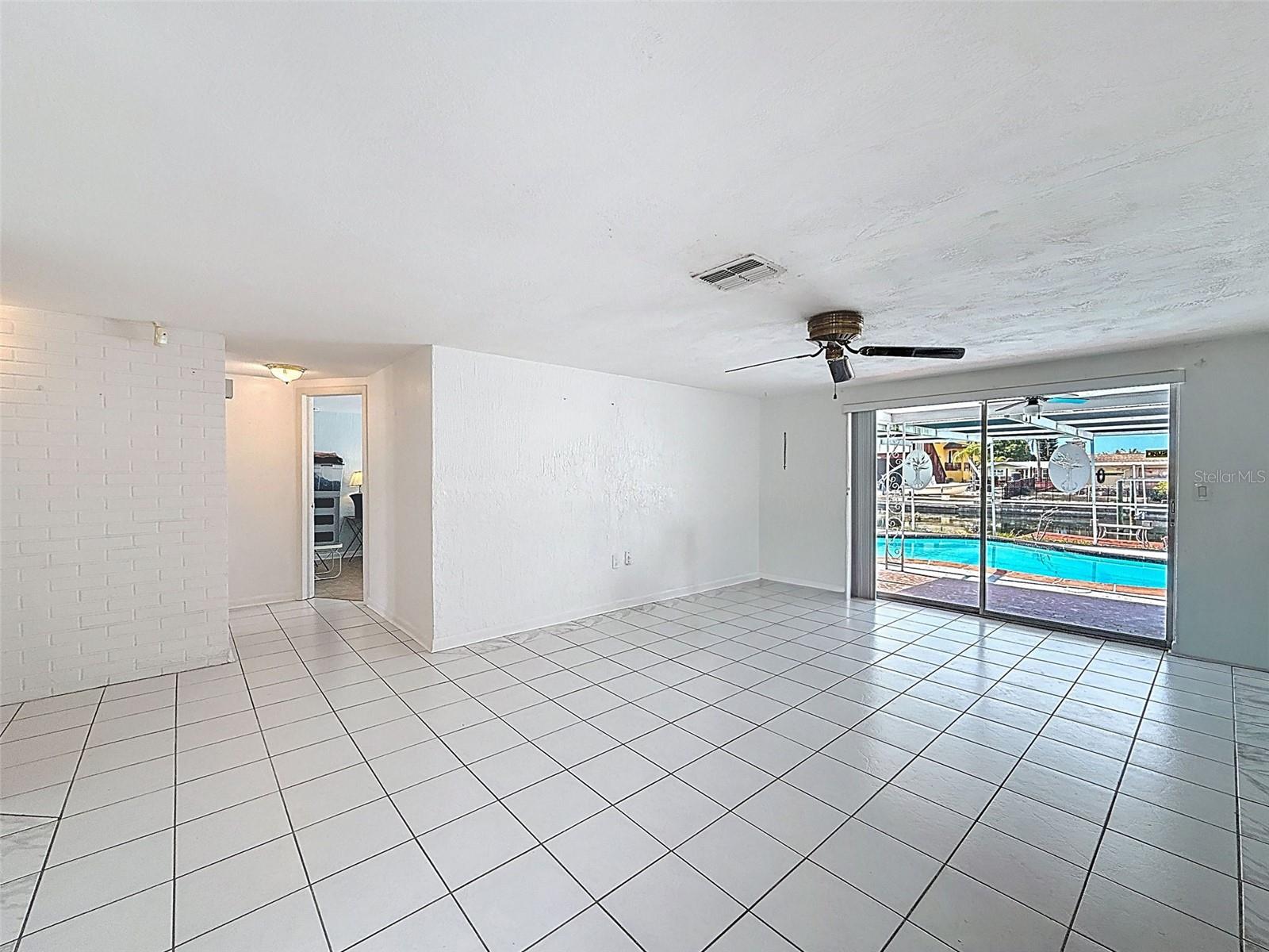 Listing photo id 15 for 13701 Veronica Drive