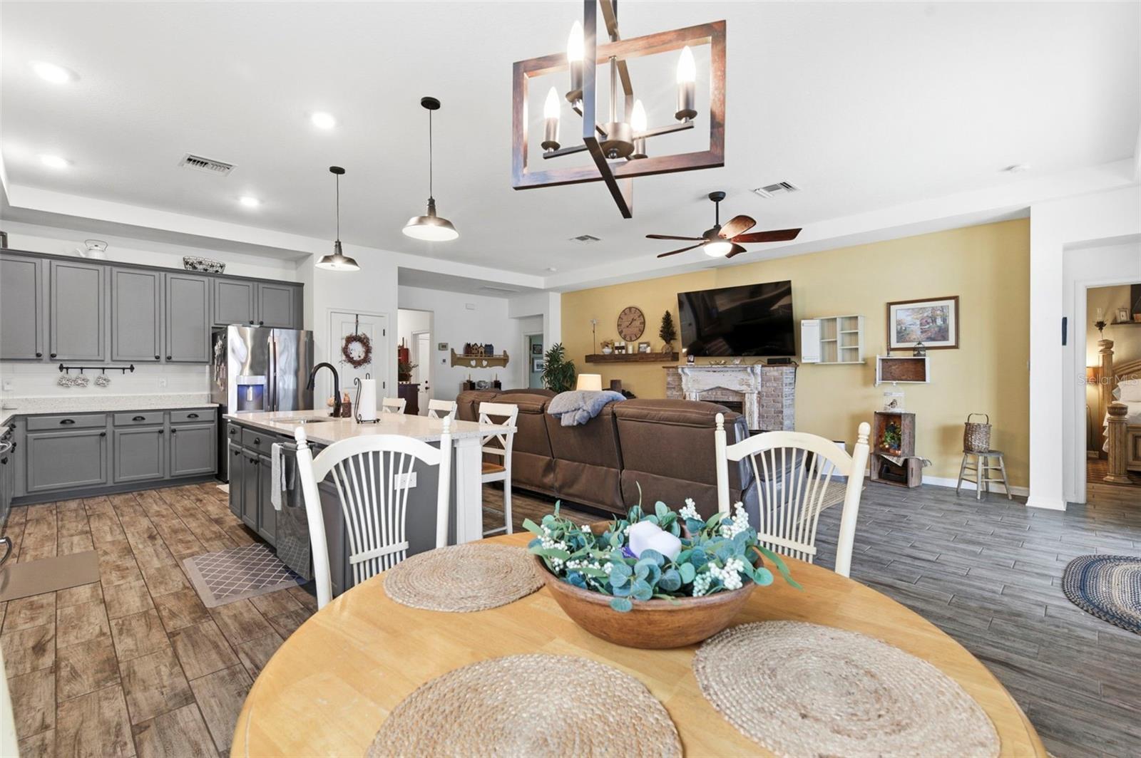 Image 15 of 51 For 895 Old Windsor Way