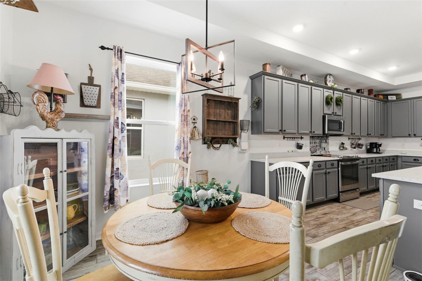 Image 16 of 51 For 895 Old Windsor Way