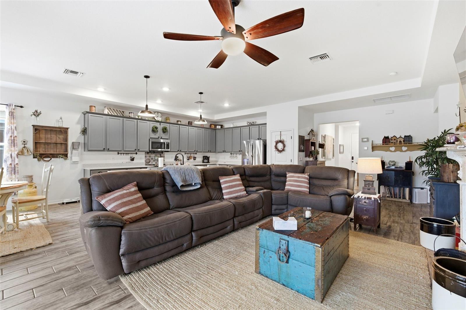 Image 19 of 51 For 895 Old Windsor Way