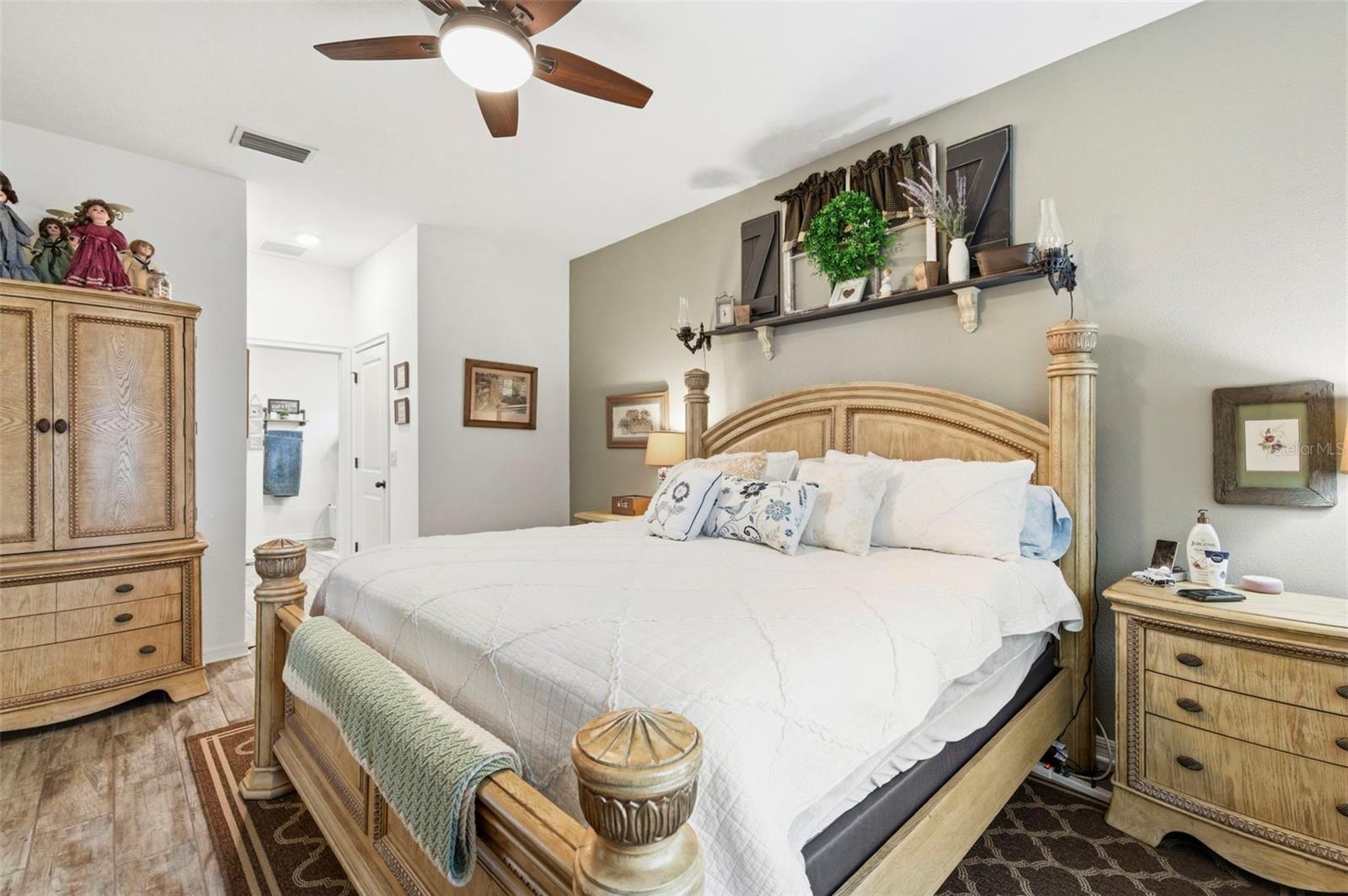 Image 21 of 51 For 895 Old Windsor Way