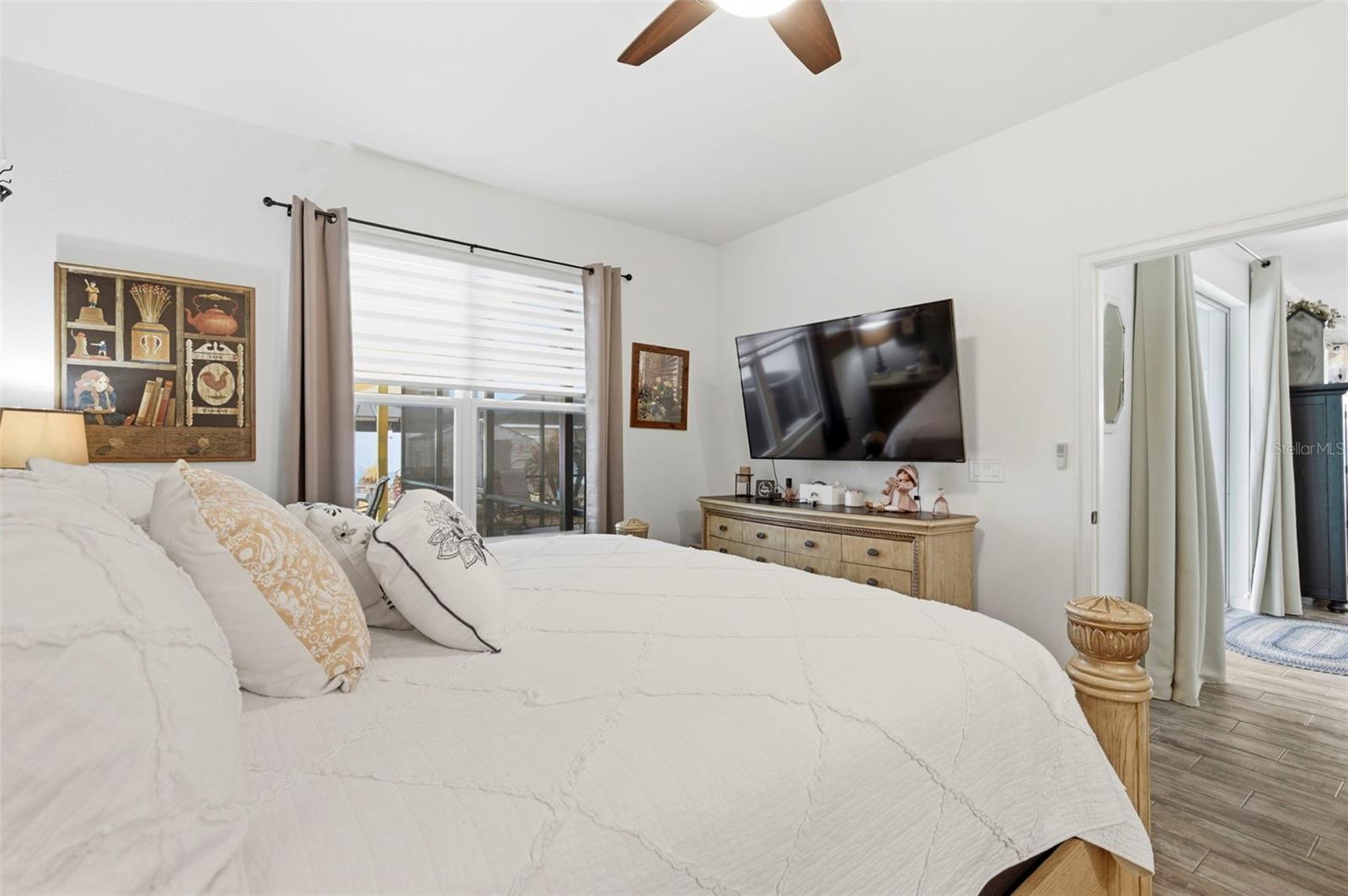 Image 22 of 51 For 895 Old Windsor Way