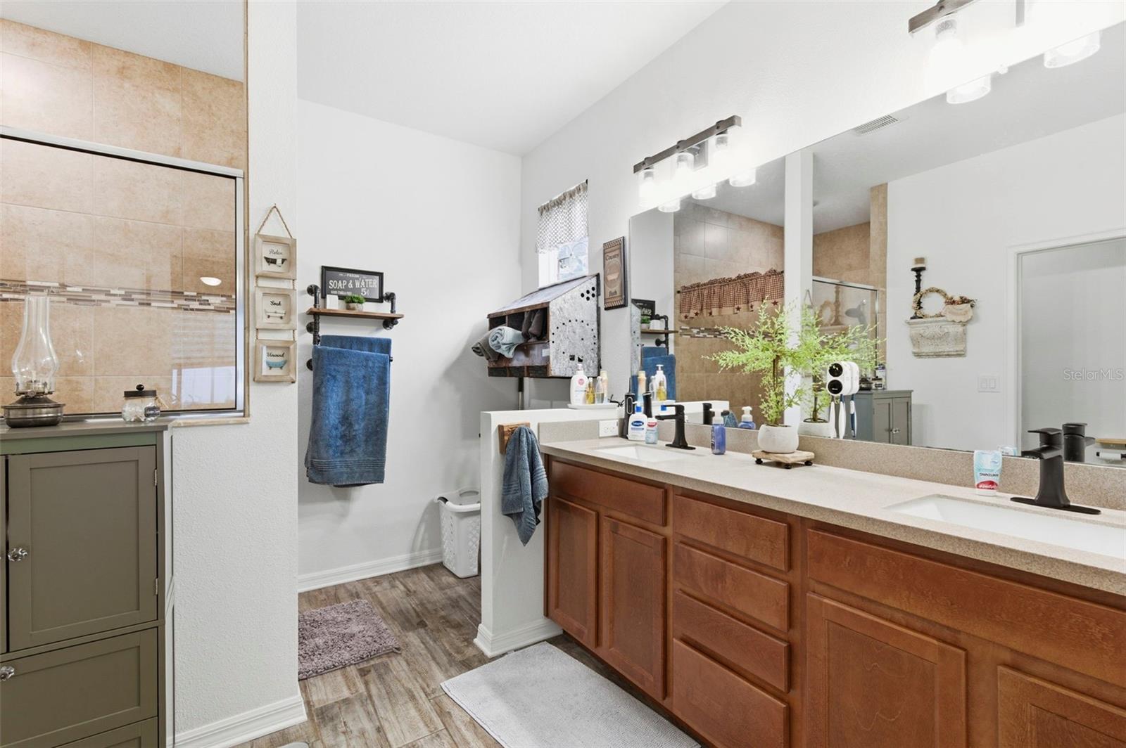 Image 23 of 51 For 895 Old Windsor Way