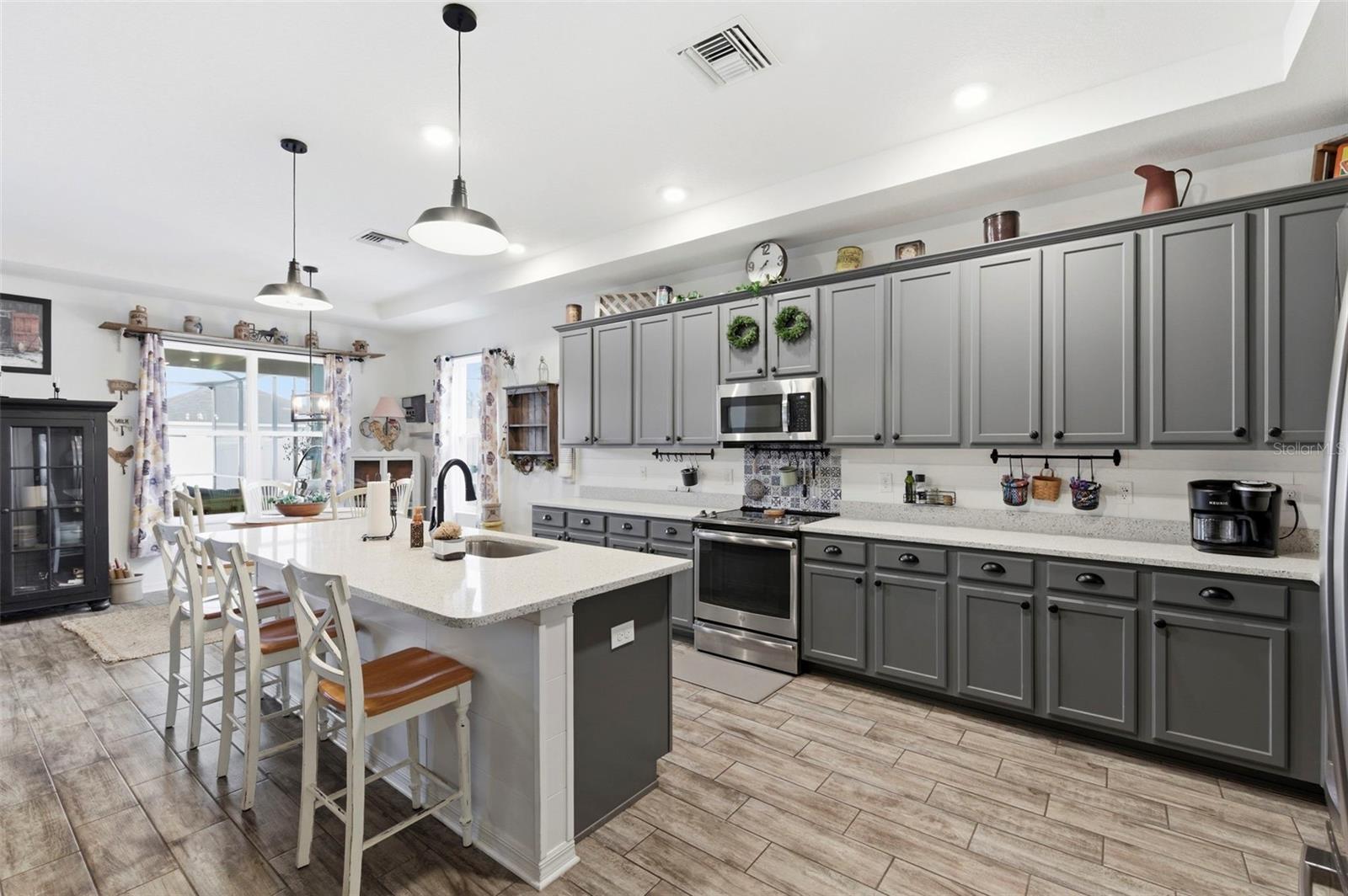 Image 7 of 51 For 895 Old Windsor Way