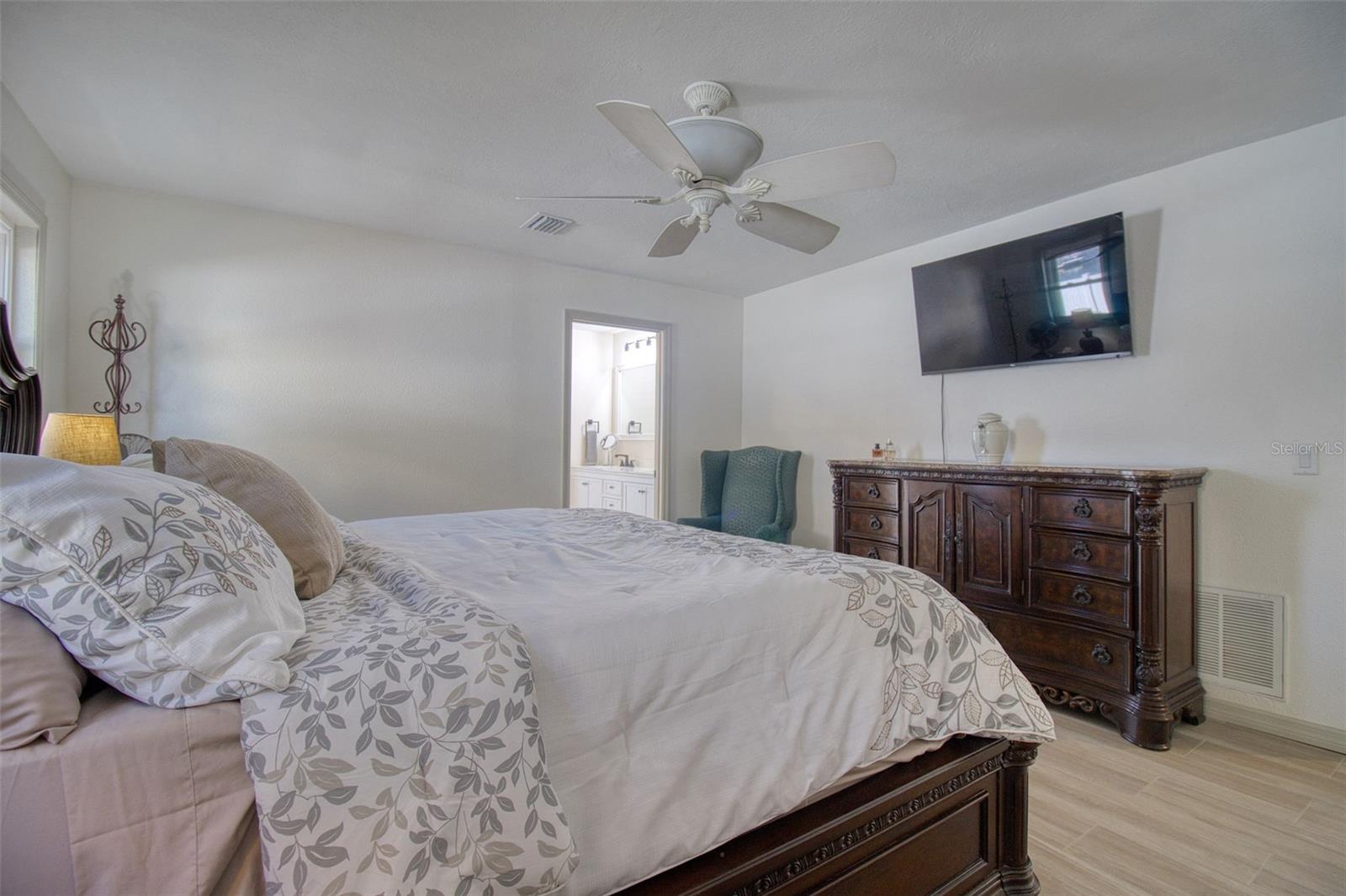 Image 20 of 46 For 13804 Plumosa Avenue