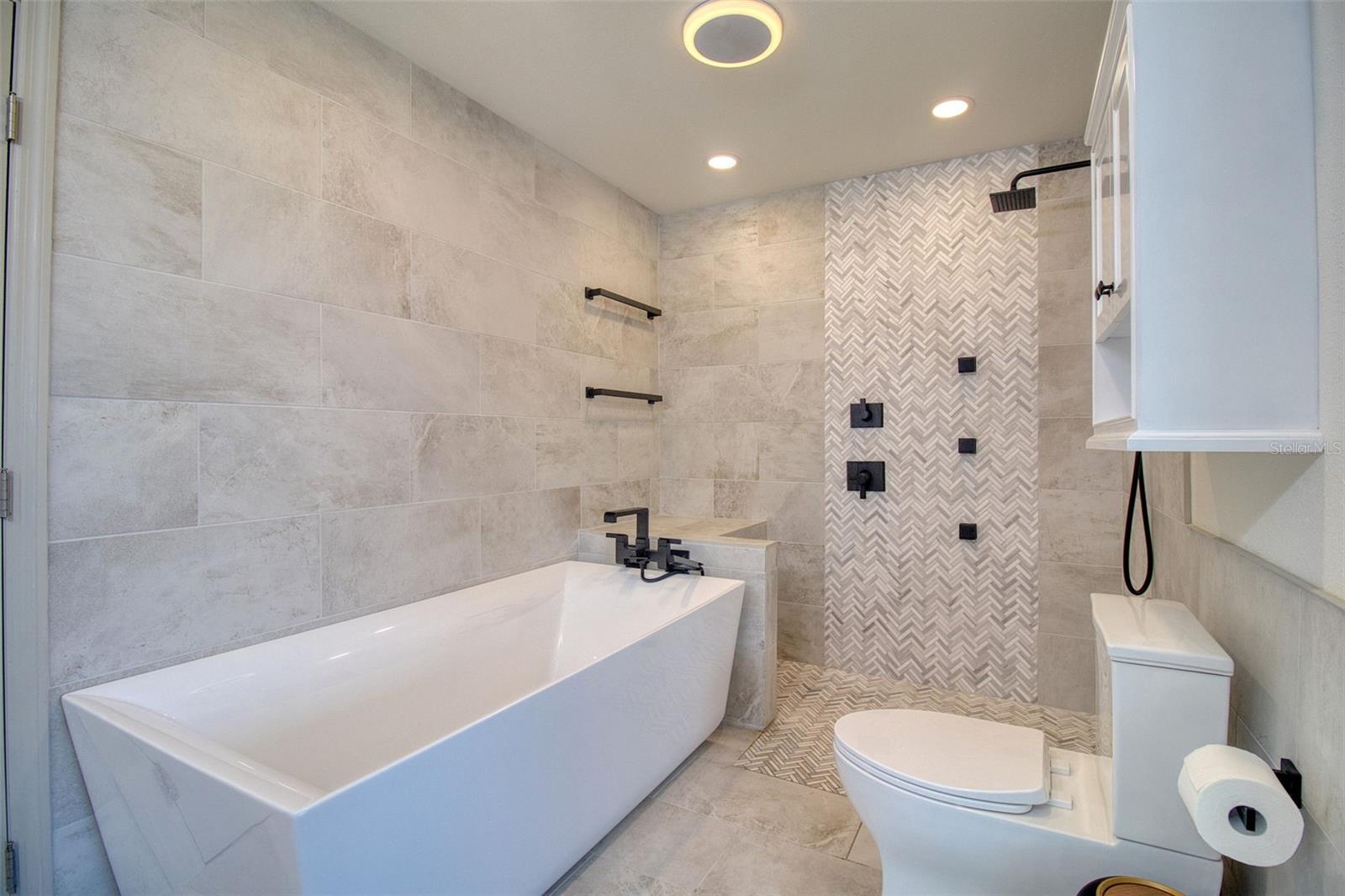 Image 22 of 46 For 13804 Plumosa Avenue