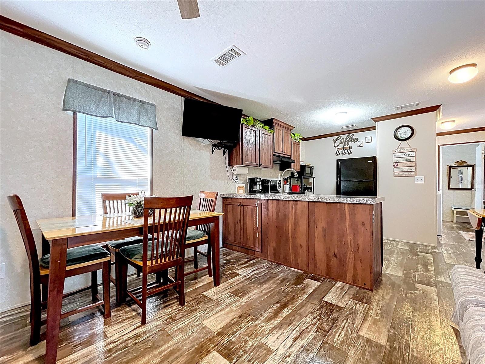 Image 4 of 52 For 9739 Kent Street