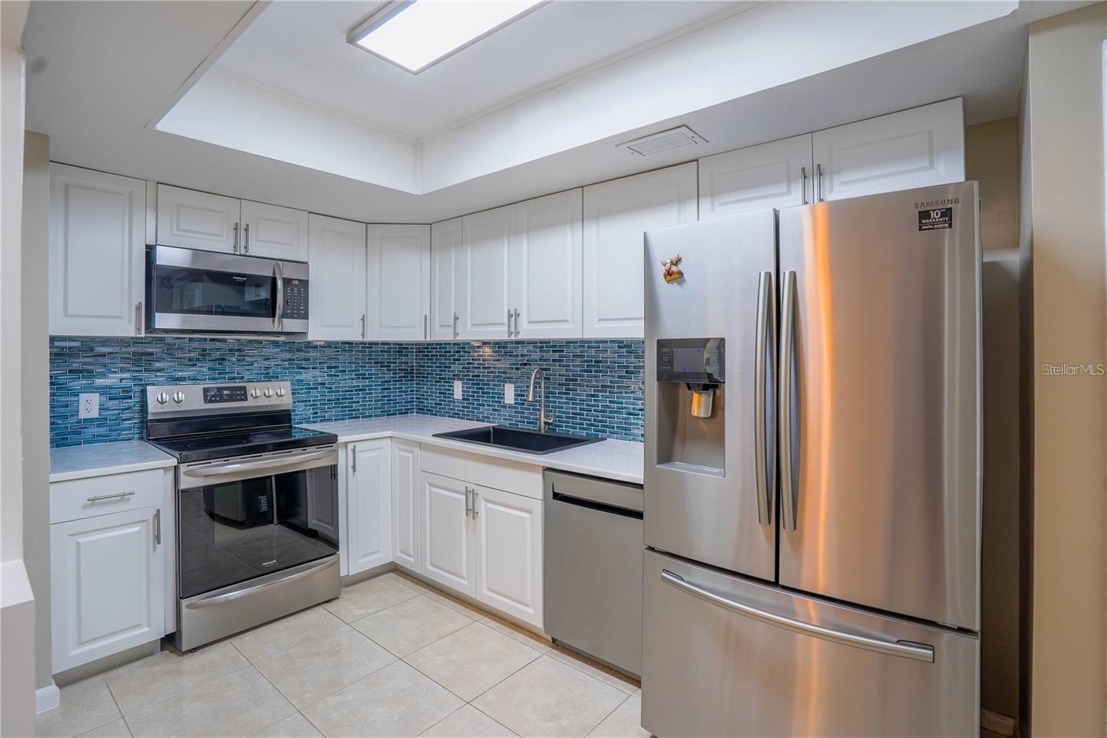 Image 4 of 60 For 7100 Sunshine Skyway Lane S 201