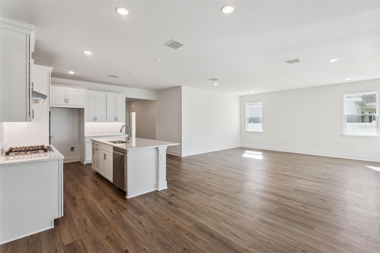 Image 6 of 14 For 647 Emerald Grove Drive