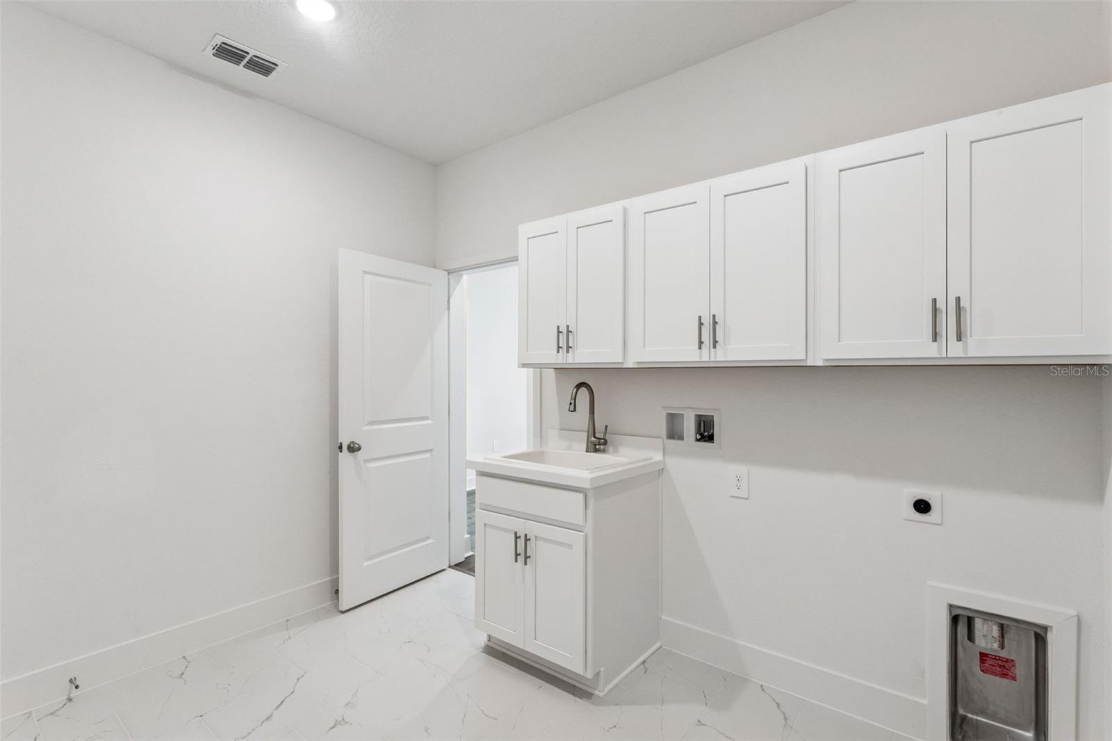 Image 7 of 14 For 647 Emerald Grove Drive