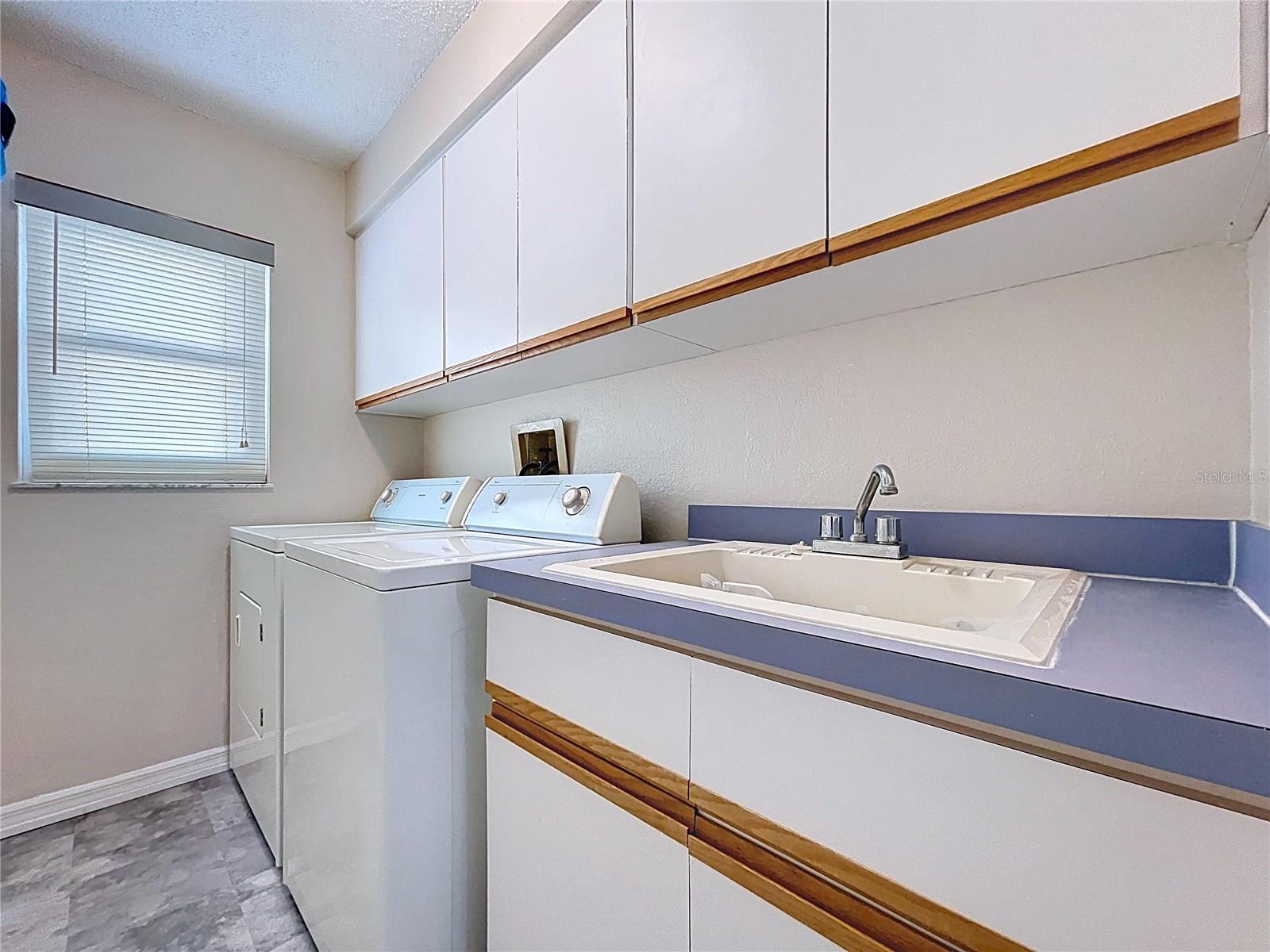 Listing photo id 40 for 12271 Katherwood Street