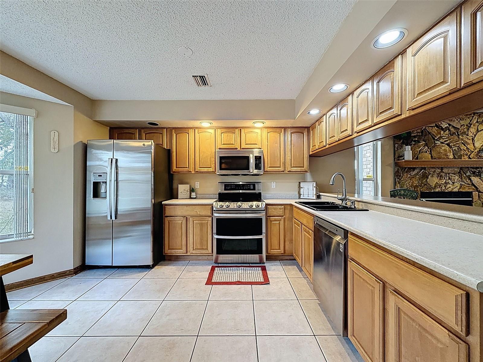 Listing photo id 8 for 132 Forest Wood Court