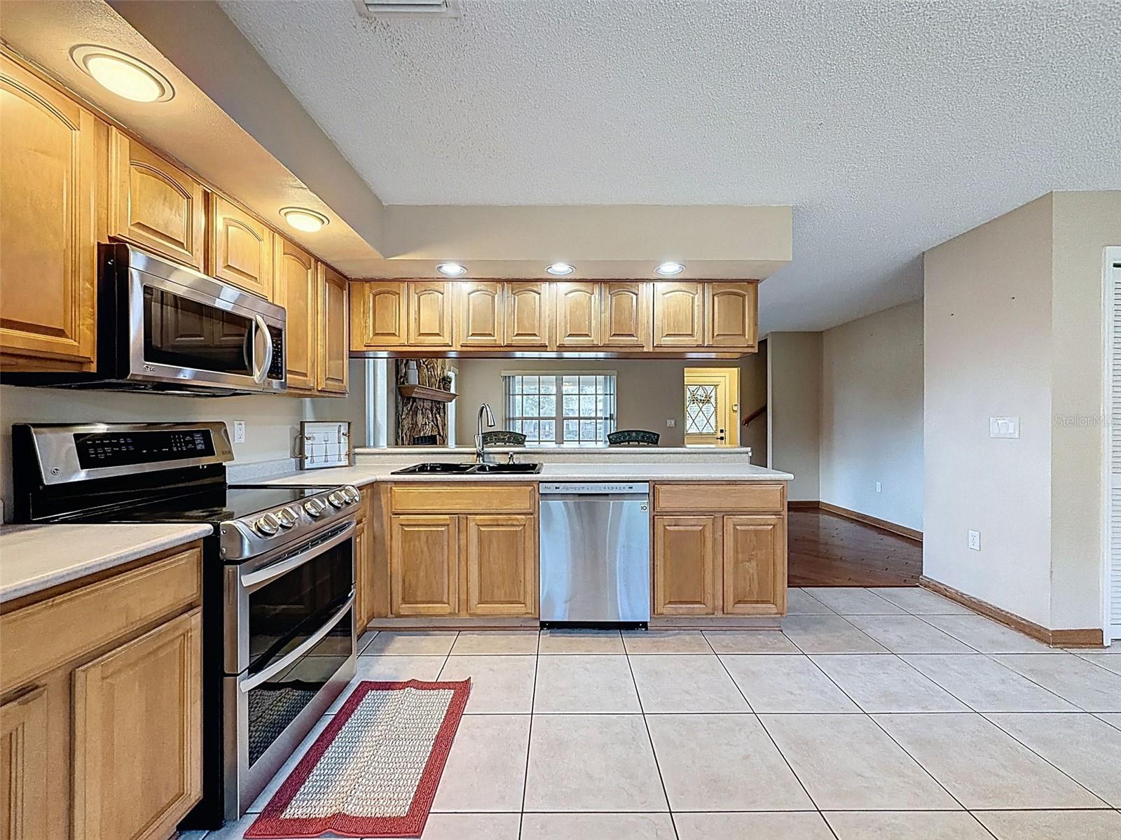 Listing photo id 10 for 132 Forest Wood Court