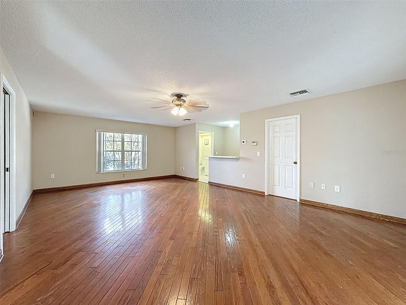 Listing photo id 11 for 132 Forest Wood Court