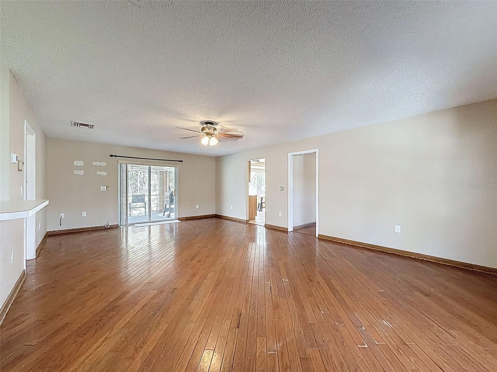 Listing photo id 12 for 132 Forest Wood Court