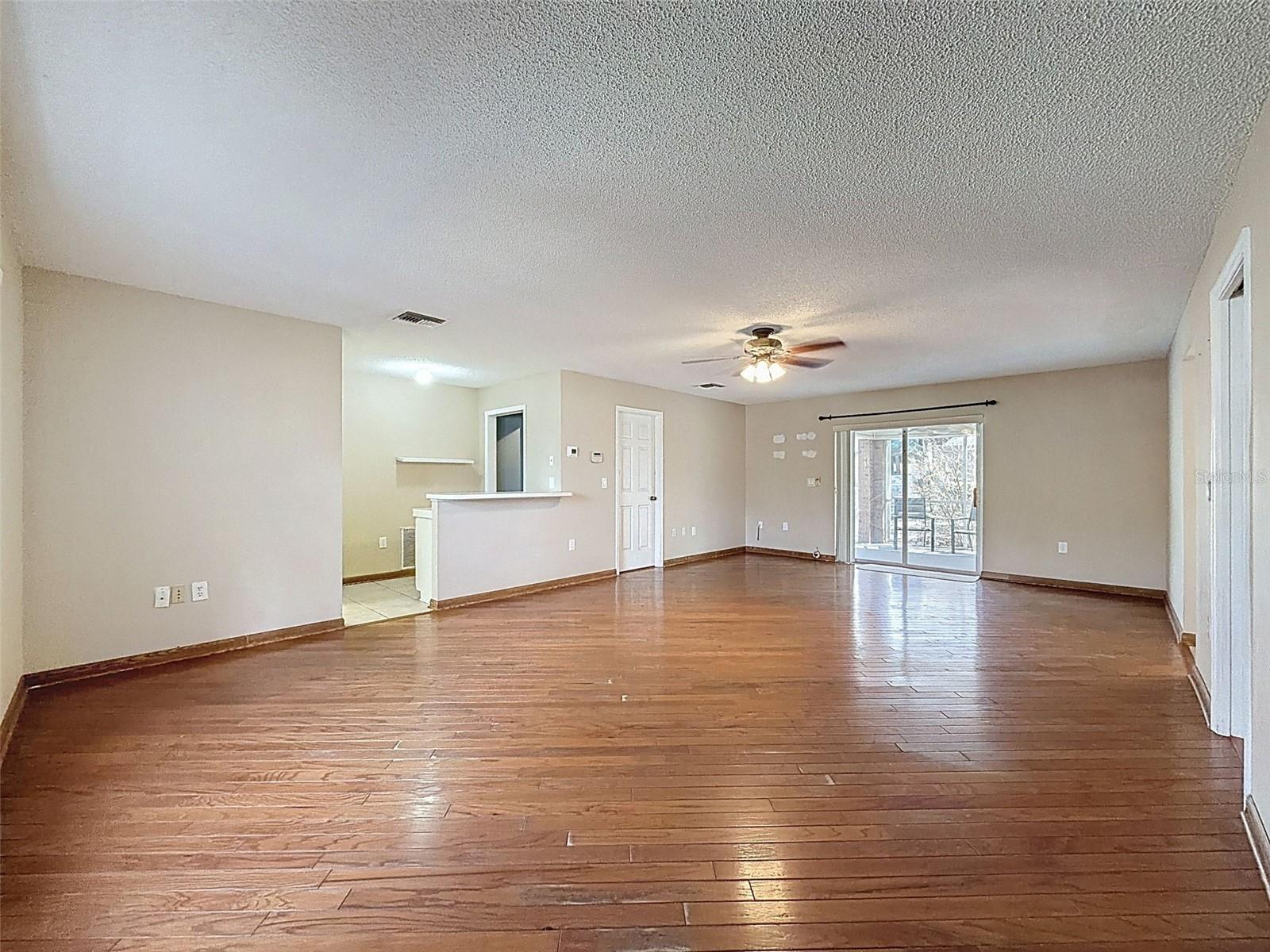 Listing photo id 13 for 132 Forest Wood Court