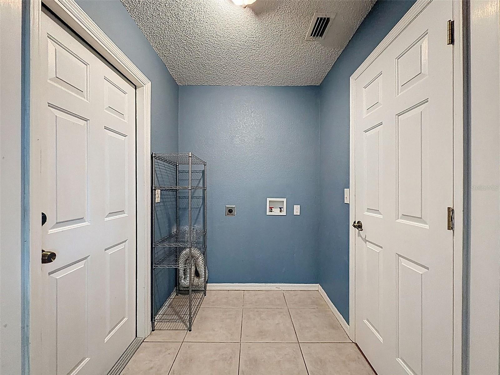 Listing photo id 17 for 132 Forest Wood Court