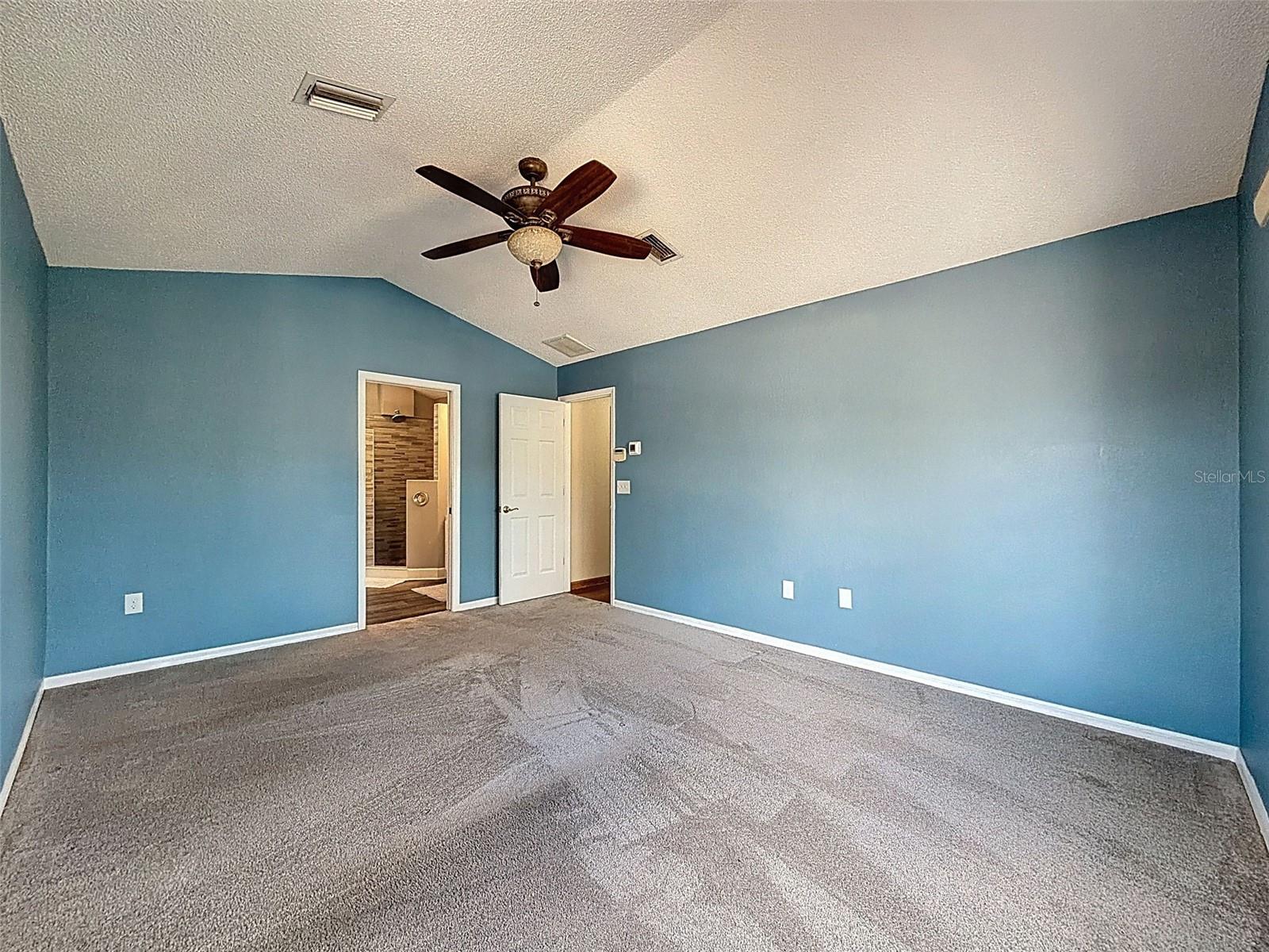 Listing photo id 20 for 132 Forest Wood Court