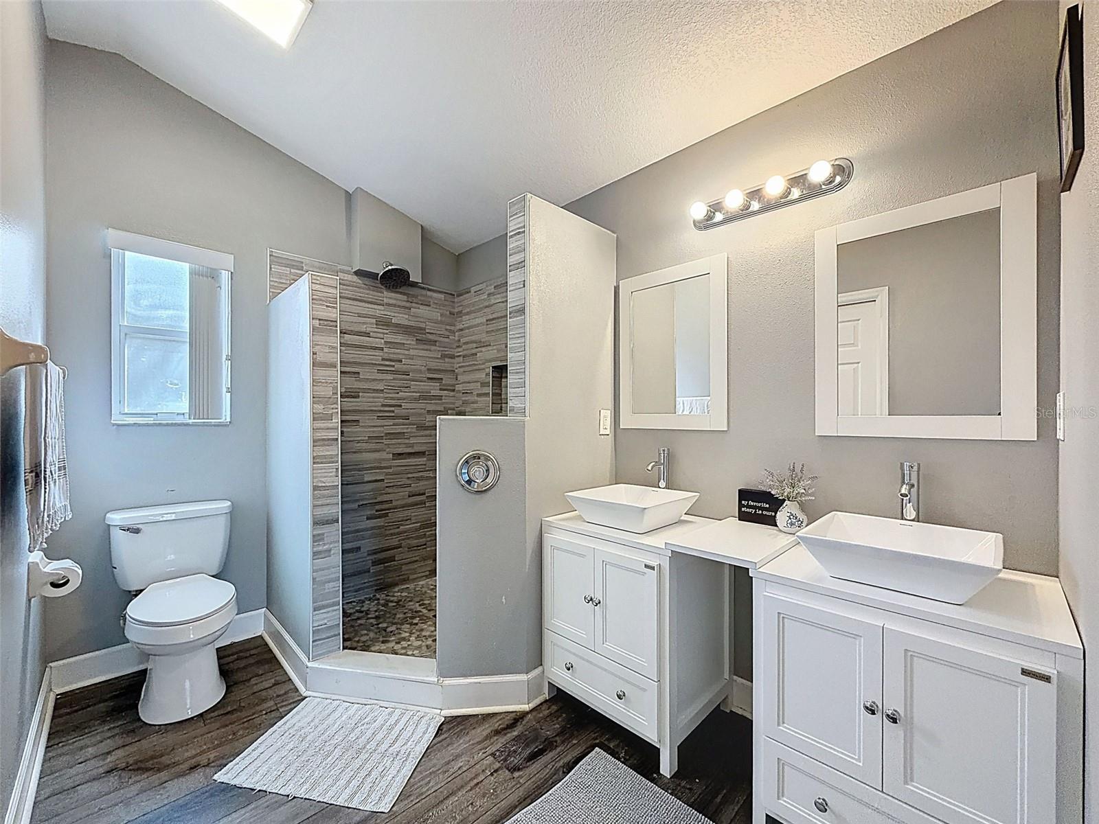 Listing photo id 21 for 132 Forest Wood Court