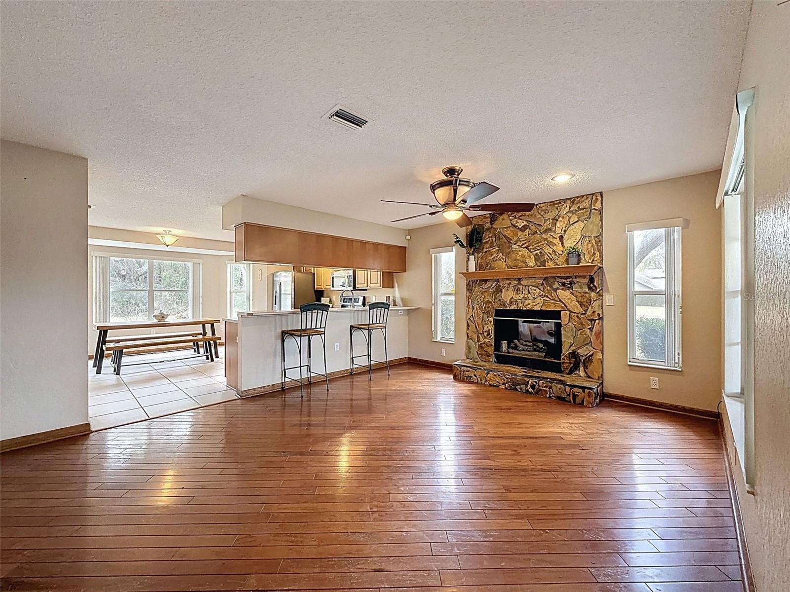 Listing photo id 1 for 132 Forest Wood Court