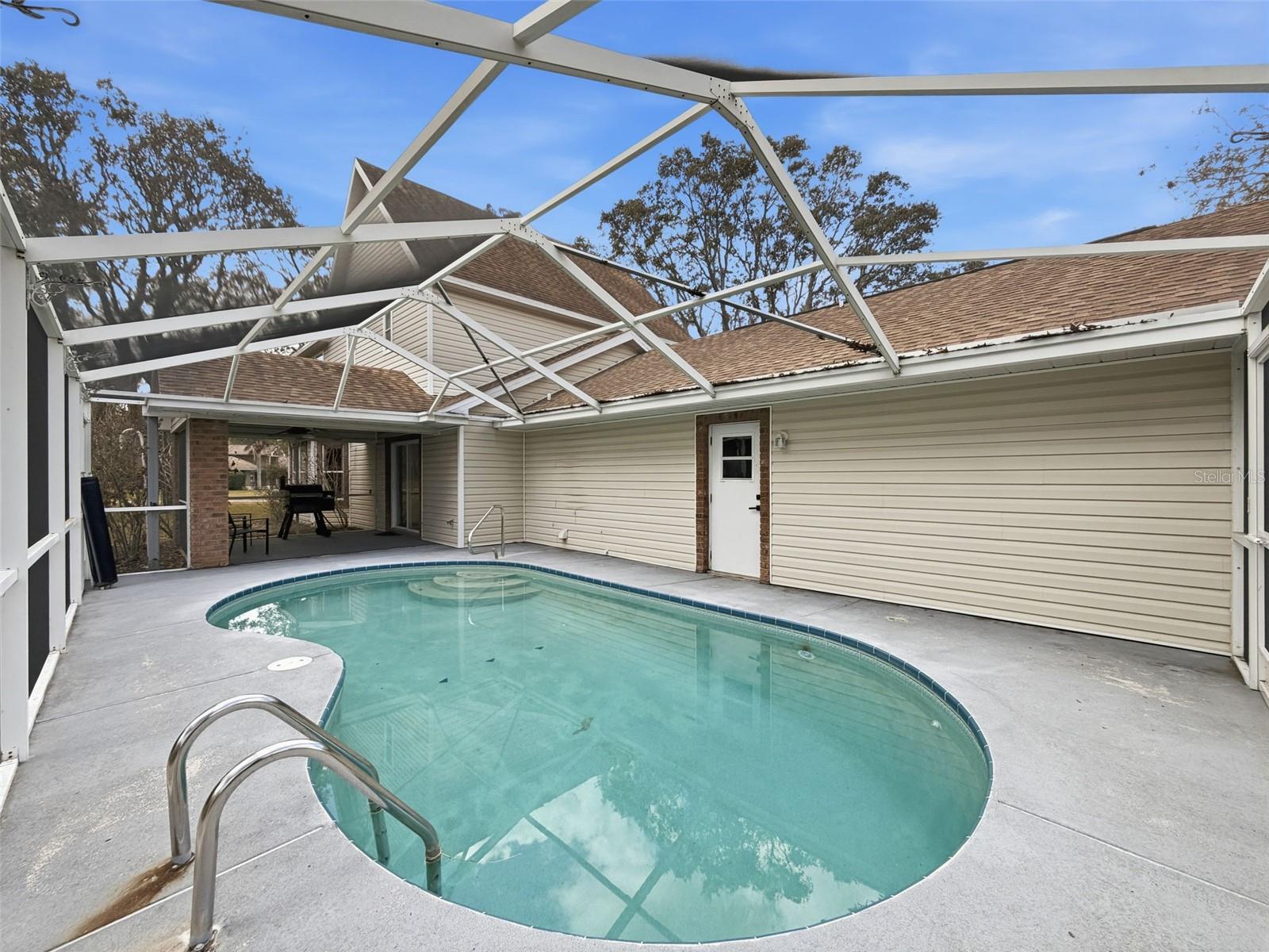 Listing photo id 33 for 132 Forest Wood Court